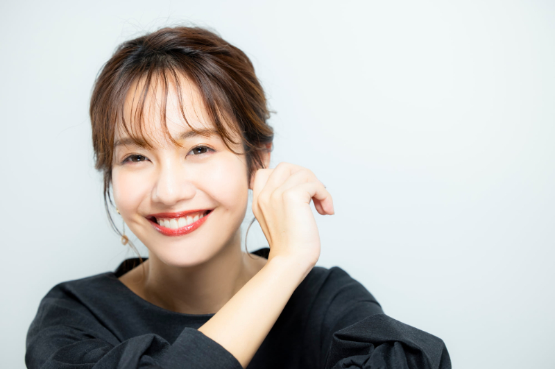 歯医者で歯のクリーニングを適切に受けている笑顔の女性