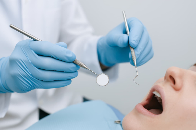 歯科医院で歯のクリーニングをしてもらう患者