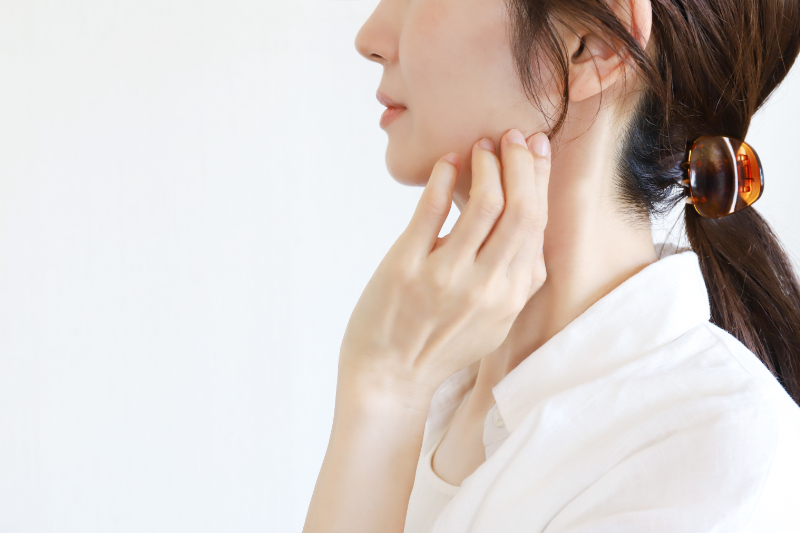 顎関節症のセルフチェックを行う女性