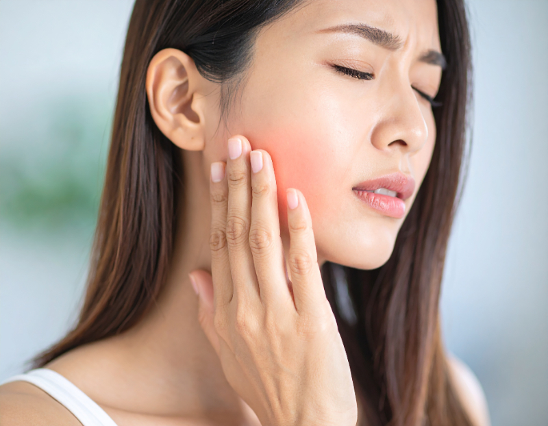 顎関節症に悩む女性