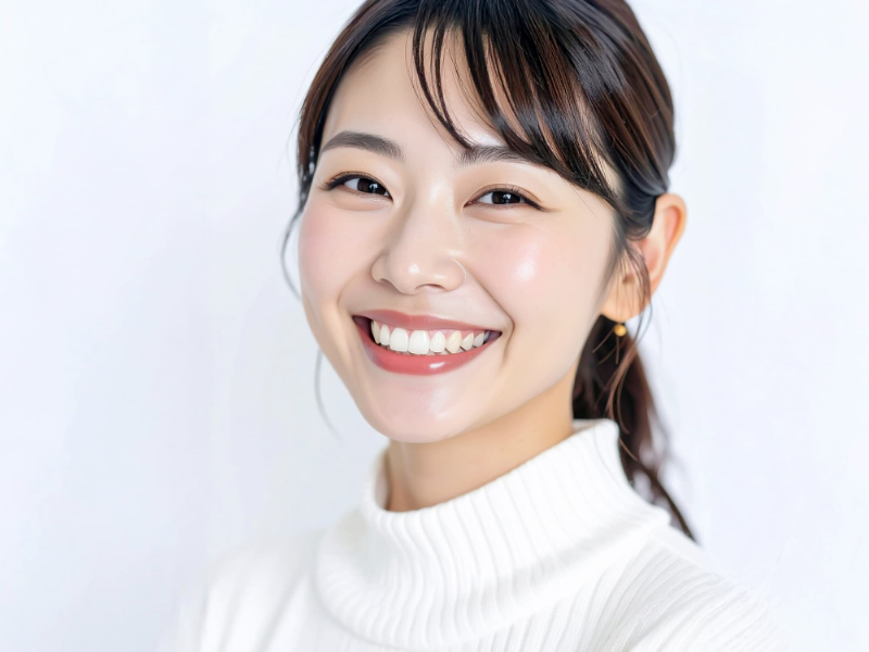 出っ歯を矯正して美しい歯並びになった笑顔の女性