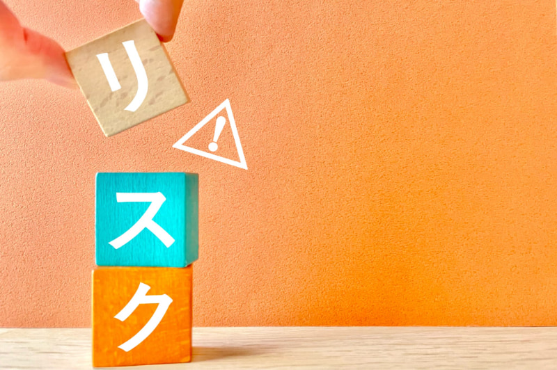 出っ歯を放置するリスクを示す文字とビックリマーク