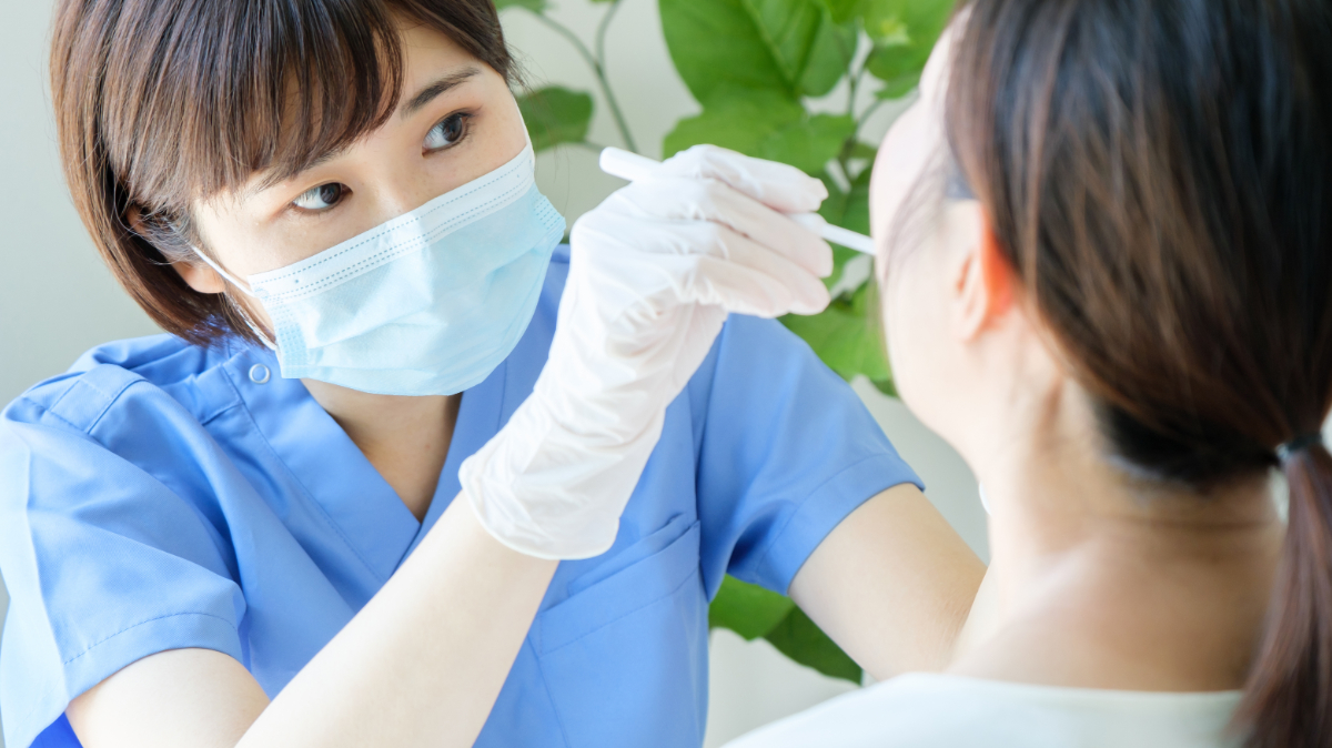 セラミック治療のやり直しを防ぐために歯科医師の歯科検診を受けている