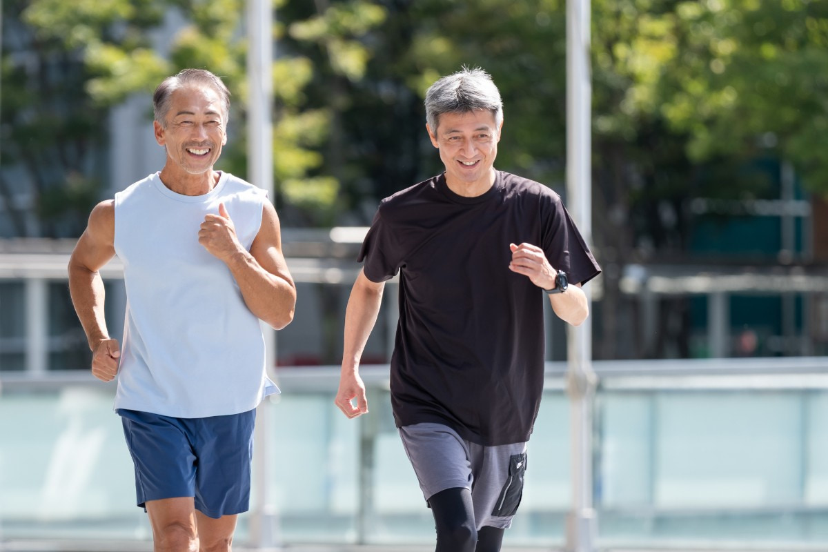 糖尿病や歯周病にならないようにジョギングをしている男性たち