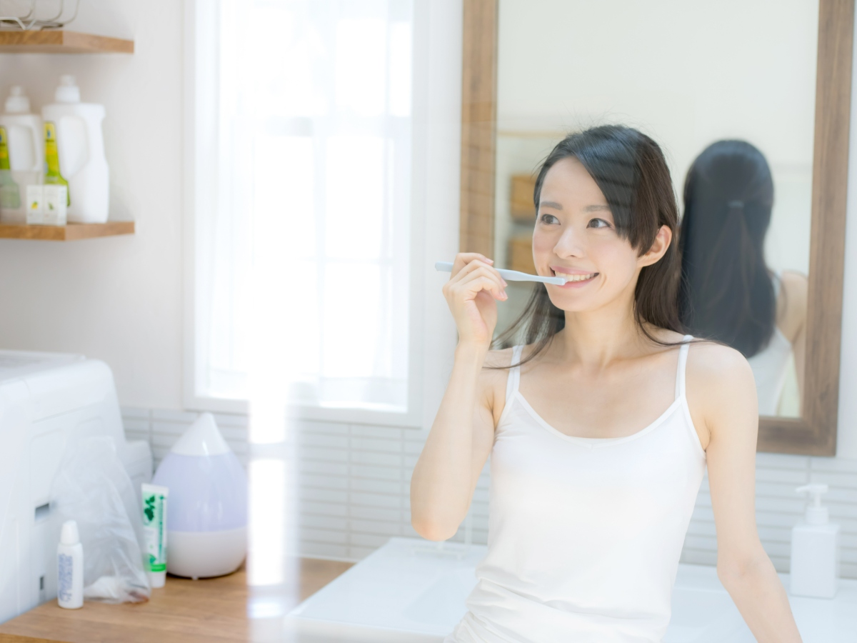 虫歯を予防するために歯磨きしている女性
