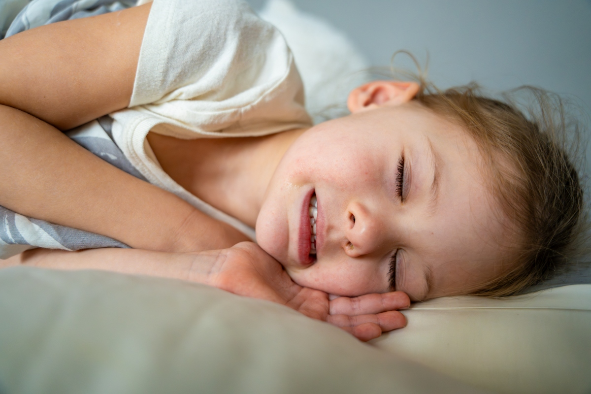 歯ぎしりをして寝ている子ども