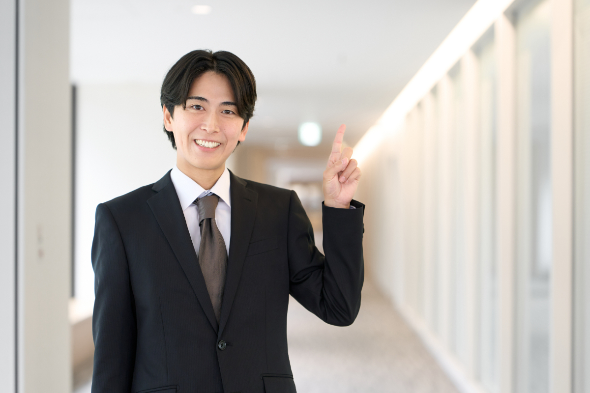 年齢に関係なくインプラント治療を受けるために大切なことを紹介する男性