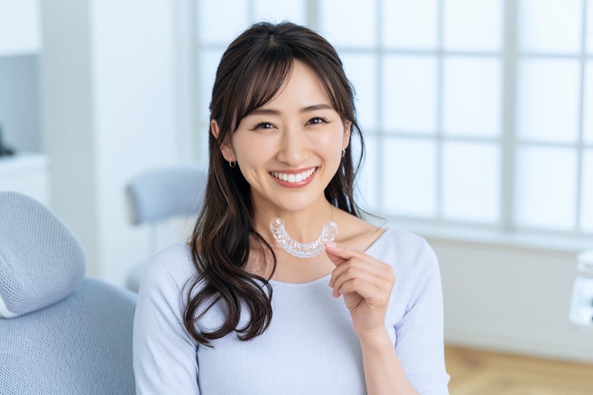正しいお手入れでマウスピース矯正をする笑顔の女性
