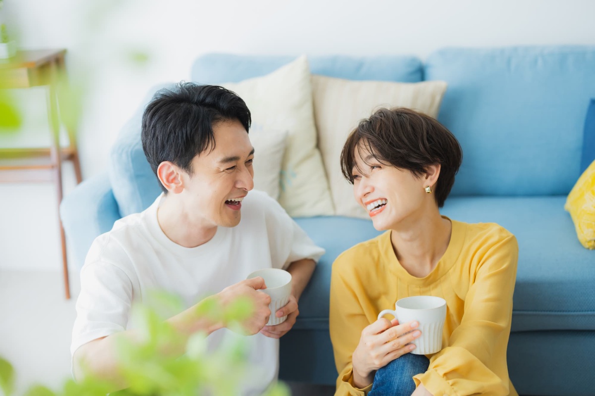 飲み物片手に部屋で談笑している男女