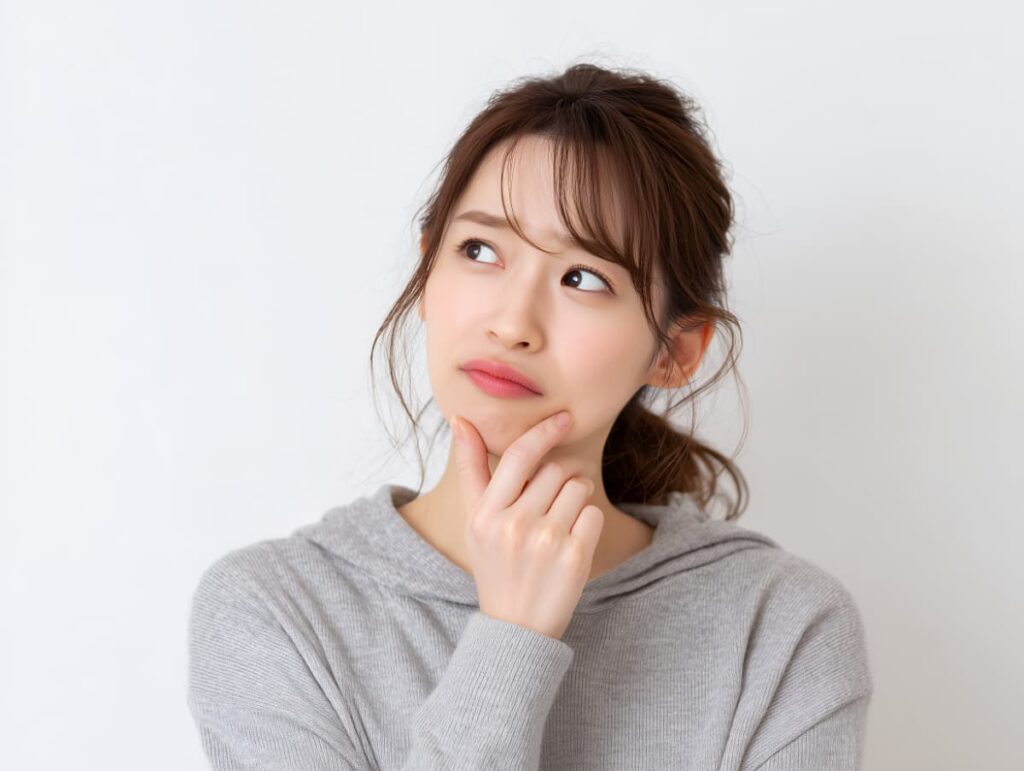 歯列矯正はどれくらいで終わるのか考える女性